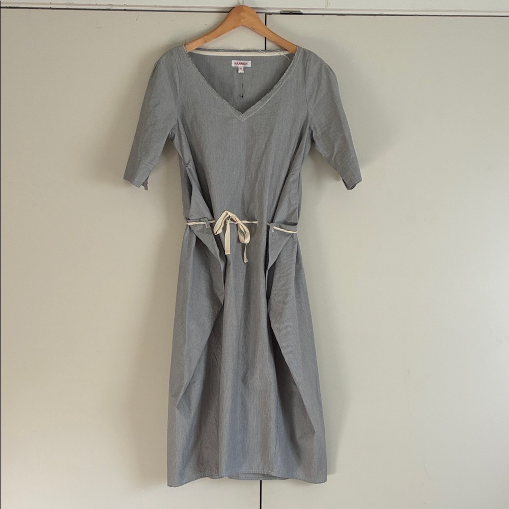 Hannoh Wessel Elegant Gray pinstriped V-Neck Dress with Tie Waist